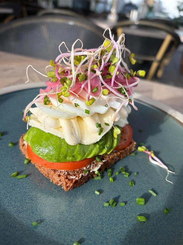 Smørrebrød m/avocado, mozzarella & æg.