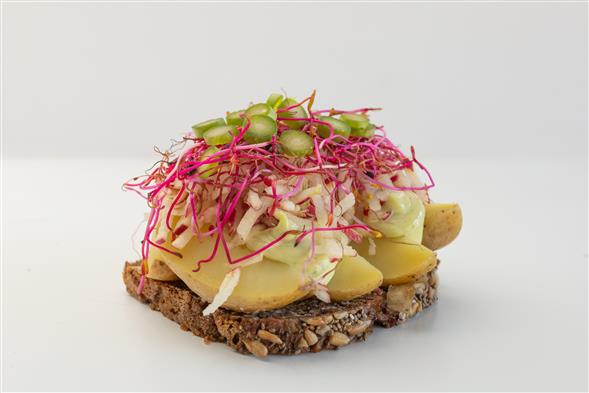 Smørrebrød m. kartoffel og purløgs