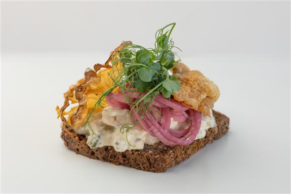 Smørrebrød m. hønsesalat & trøffel